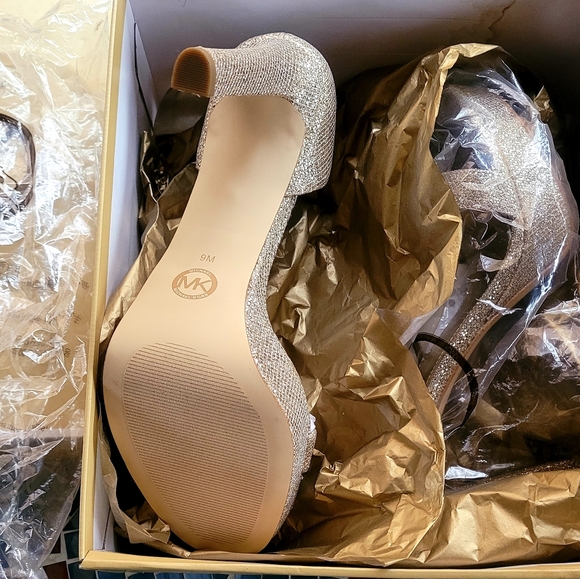 Michael Kors Margot Platform - Picture 3 of 7